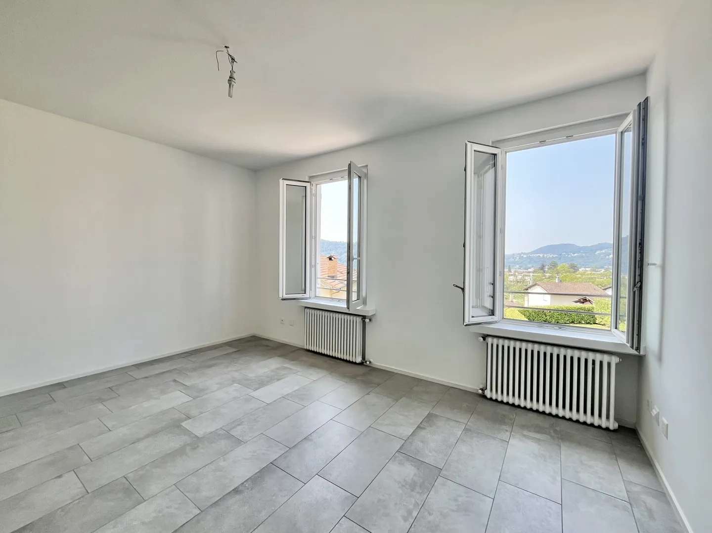 SPACIEUX 3.5 PIÈCES RÉNOVÉ AU DERNIER ÉTAGE À MORBIO INFERIORE - Photo 4 sur 9