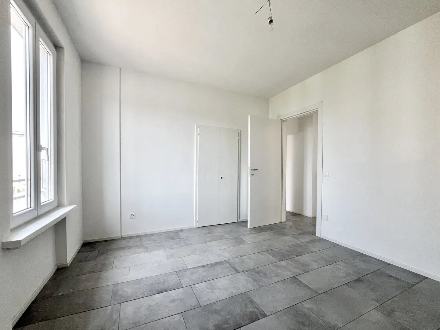 SPACIEUX 3.5 PIÈCES RÉNOVÉ AU DERNIER ÉTAGE À MORBIO INFERIORE - Photo 7 sur 9