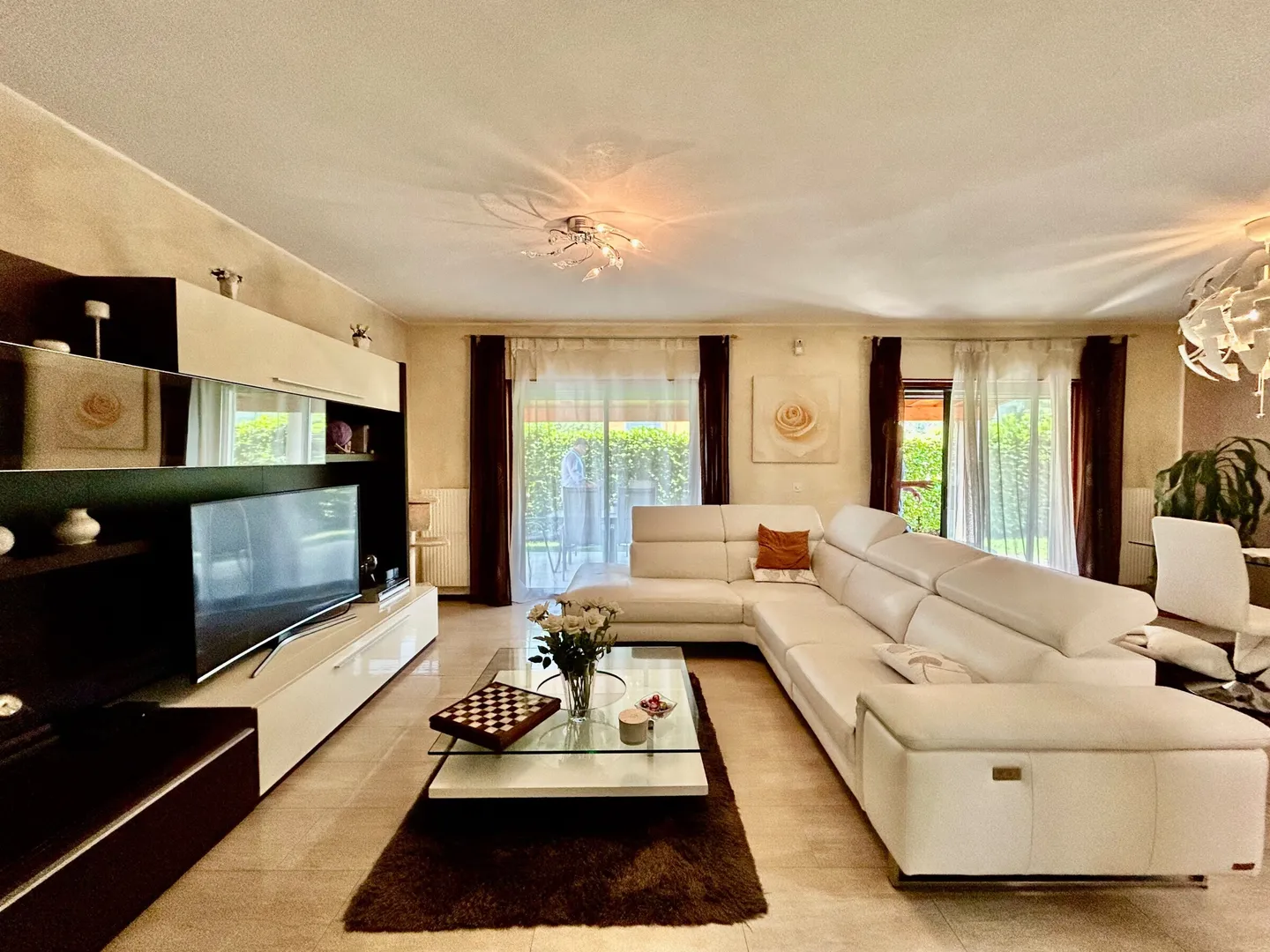 BELLISSIMA CASA DI 5.5 LOCALI CON GIARDINO A MEZZOVICO - Photo 1 sur 9