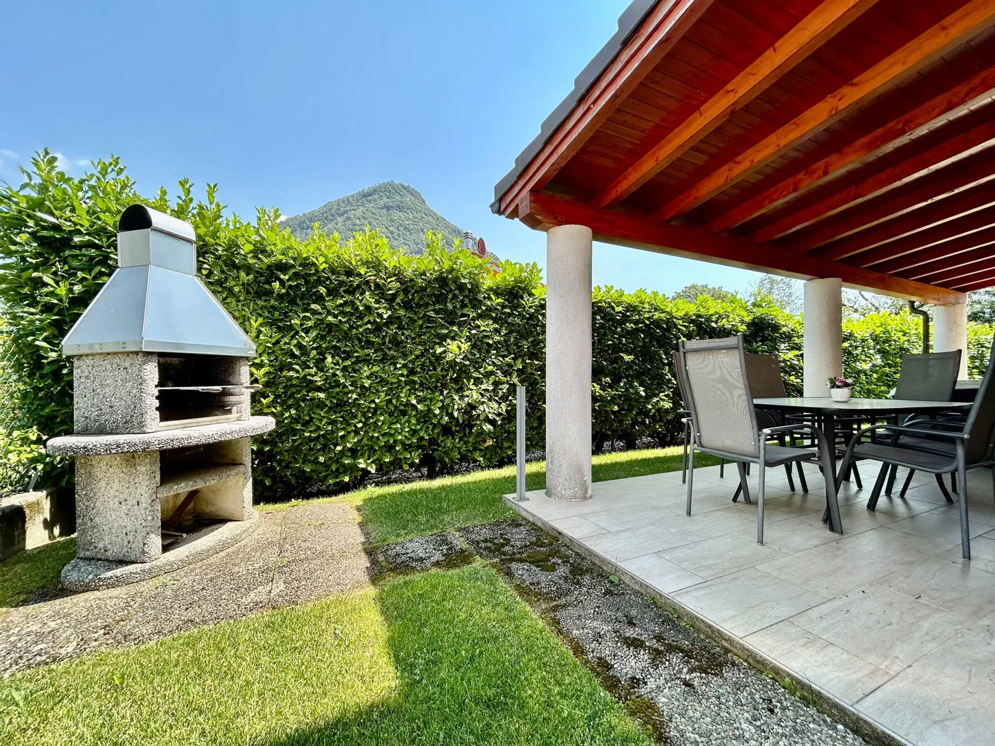 BELLISSIMA CASA DI 5.5 LOCALI CON GIARDINO A MEZZOVICO - Photo 3 sur 9