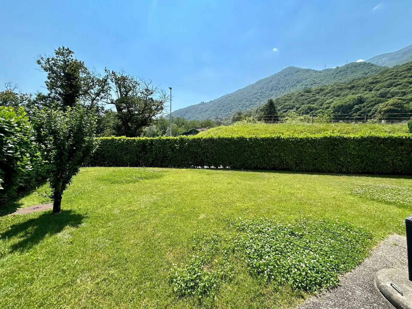 BELLISSIMA CASA DI 5.5 LOCALI CON GIARDINO A MEZZOVICO - Photo 4 sur 9