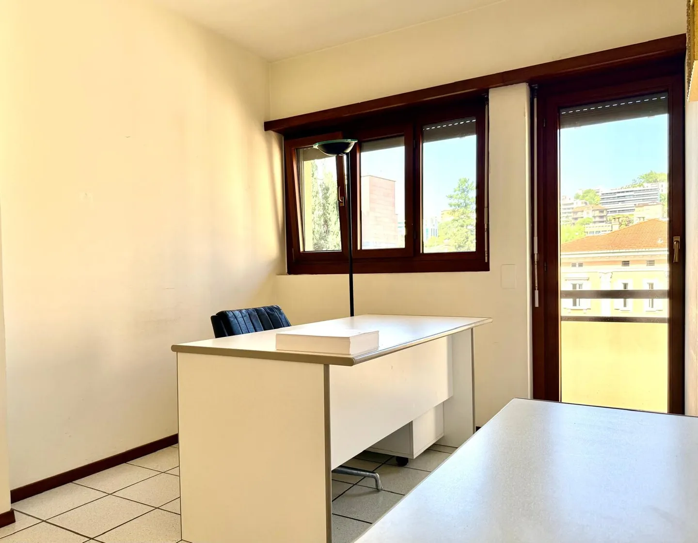 BÜRO ZU VERMIETEN 2 RÄUME IN GEMEINSCHAFTSBÜRO IM ZENTRUM VON LUGANO - Foto 2 von 8