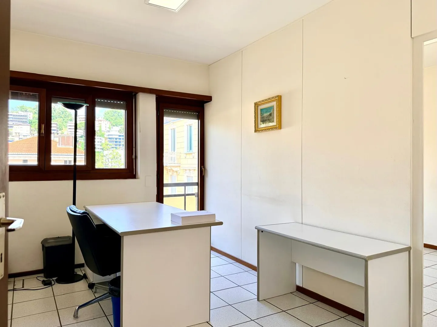 BÜRO ZU VERMIETEN 2 RÄUME IN GEMEINSCHAFTSBÜRO IM ZENTRUM VON LUGANO - Foto 1 von 8