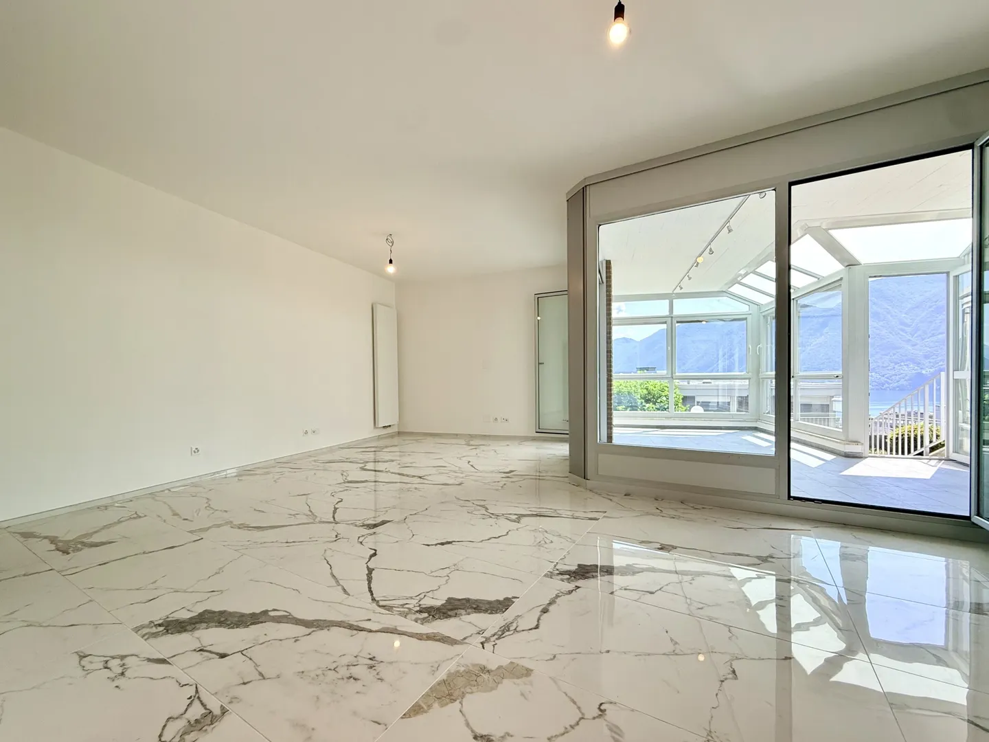 ELEGANT 4.5 ROOMS WITH VERANDA AND VIEW OF THE LAKE IN LORETO - Photo 3 of 9