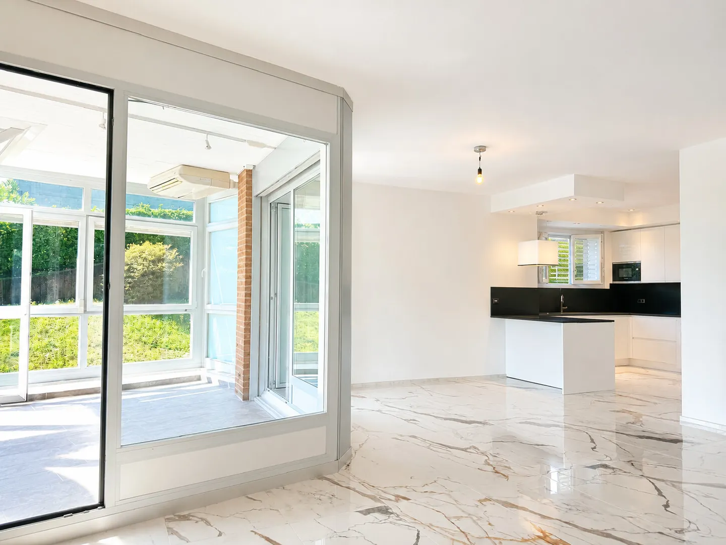 ELEGANT 4.5 ROOMS WITH VERANDA AND VIEW OF THE LAKE IN LORETO - Photo 2 of 9
