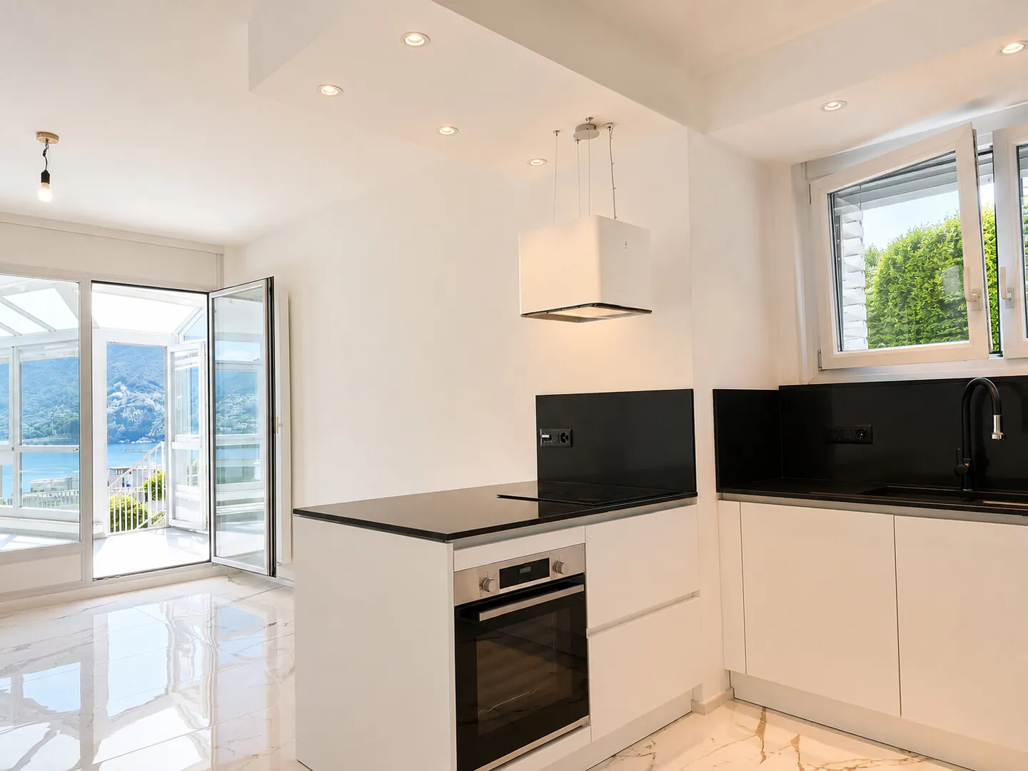 ELEGANT 4.5 ROOMS WITH VERANDA AND VIEW OF THE LAKE IN LORETO - Photo 1 of 9