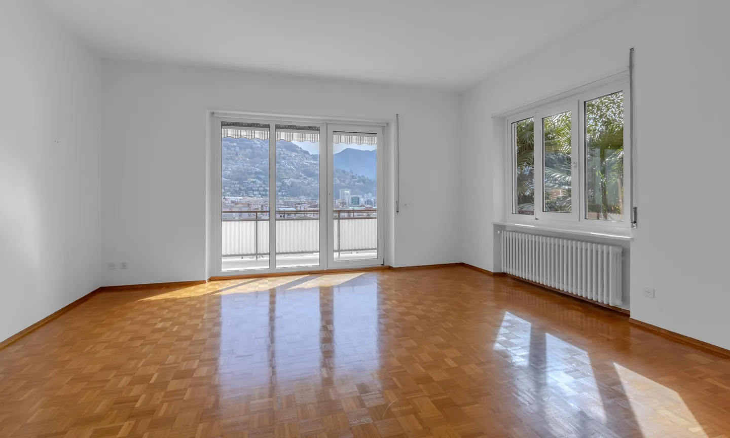 À LOUER SPACIEUX 4.5 PIÈCES AVEC VUE DÉGAGÉE AU CENTRE DE LUGANO - Photo 1 sur 10