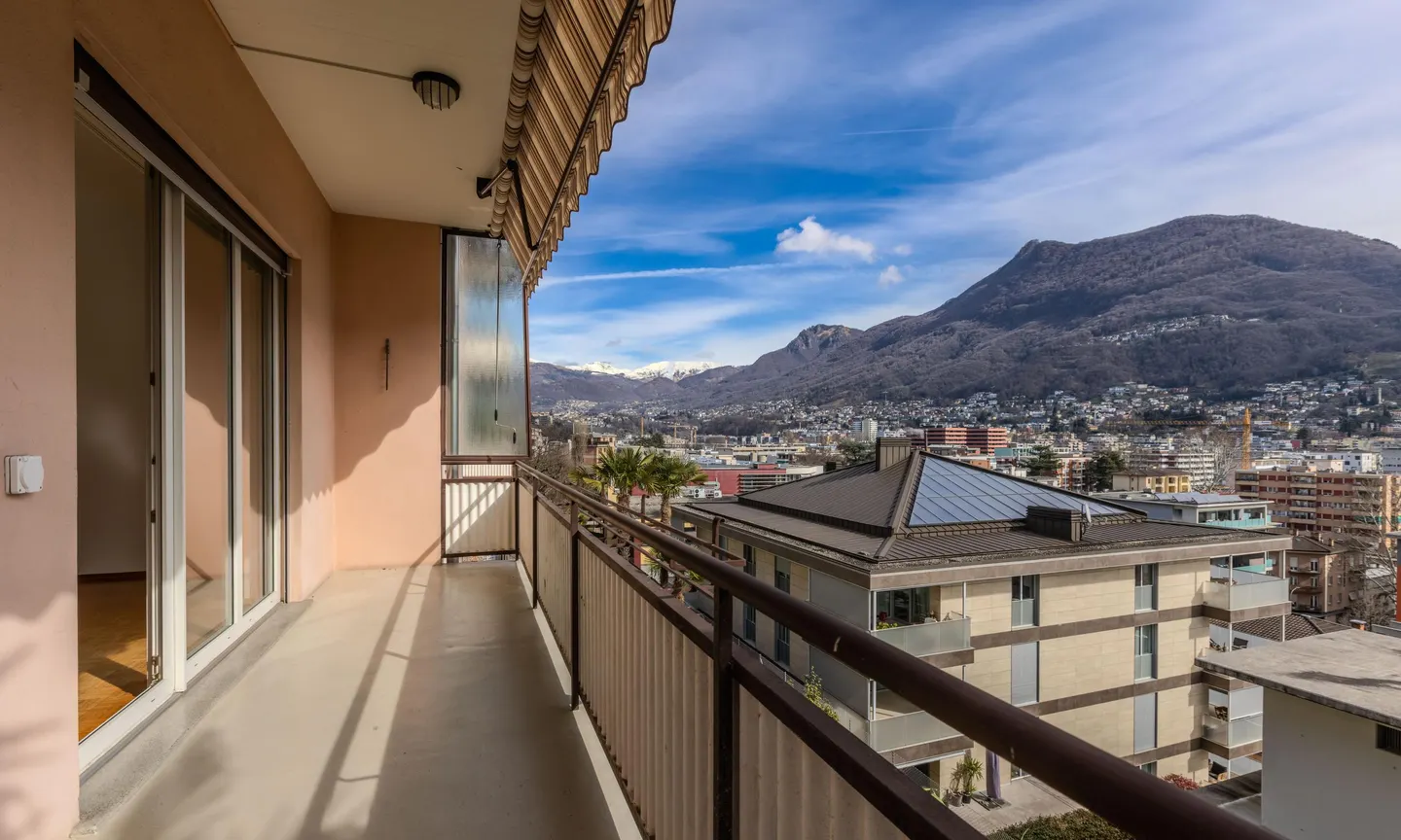 À LOUER SPACIEUX 4.5 PIÈCES AVEC VUE DÉGAGÉE AU CENTRE DE LUGANO - Photo 2 sur 10