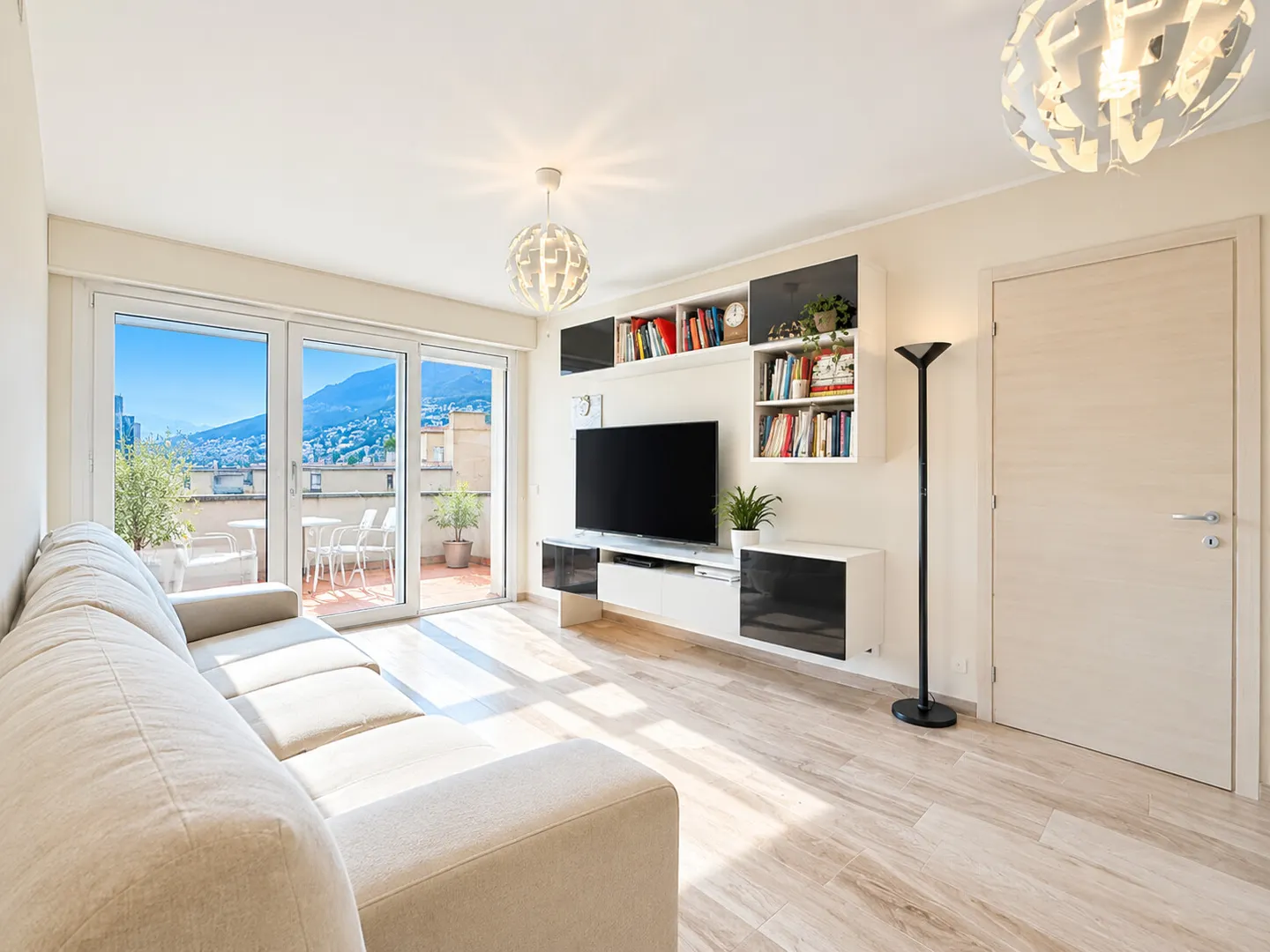 Appartamento elegante con vista lago - Foto 1 di 13
