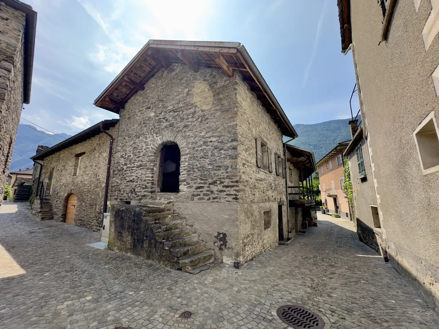 GERÄUMIGES RUSTIKAL ZU RENOVIEREN IM NUCLEUS VON SAN VITTORE - Foto 2 von 9