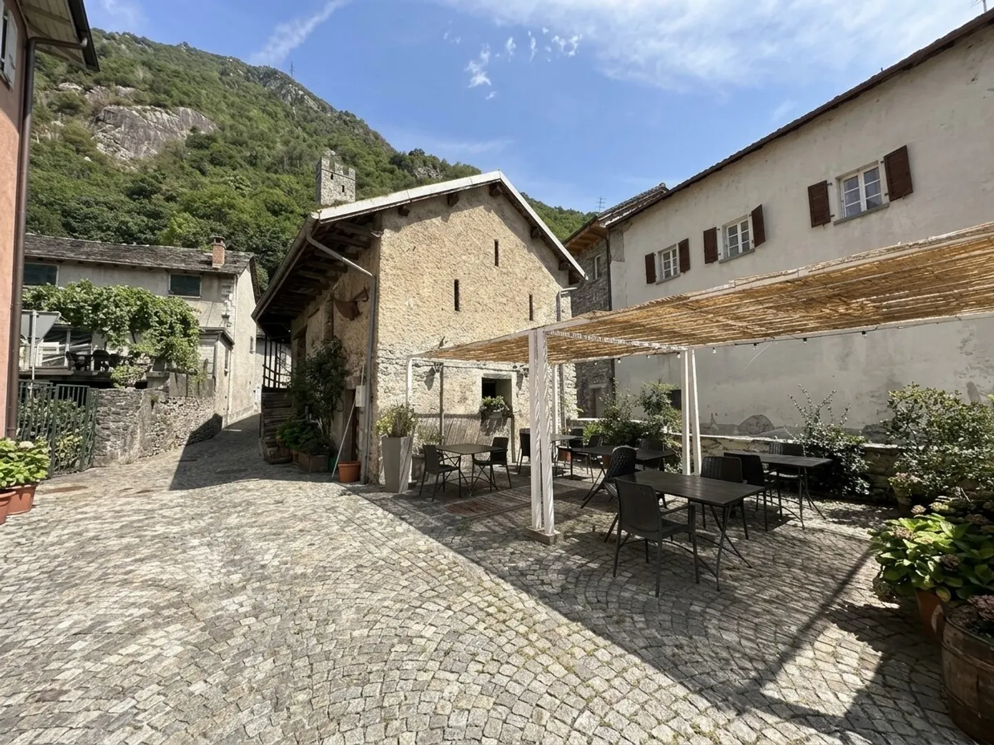 GERÄUMIGES RUSTIKAL ZU RENOVIEREN IM NUCLEUS VON SAN VITTORE - Foto 1 von 9