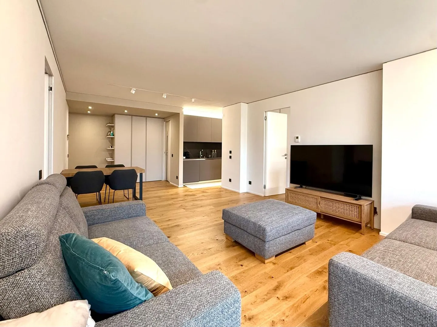 MODERN 3.5 ROOMS WITH TERRACE IN CENTRAL PARADISO - Photo 2 of 11