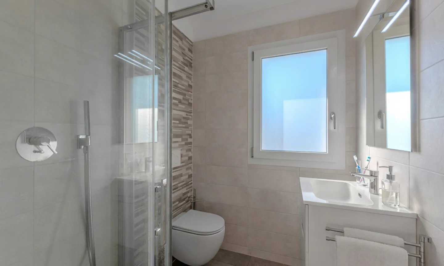 ELEGANTE 3.5 ZIMMER MIT 2 BÄDERN UND TERRASSE IN VACALLO - Foto 7 von 11