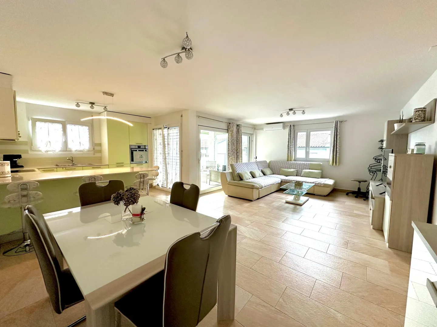 Appartamento elegante con grande terrazza - Foto 2 di 9