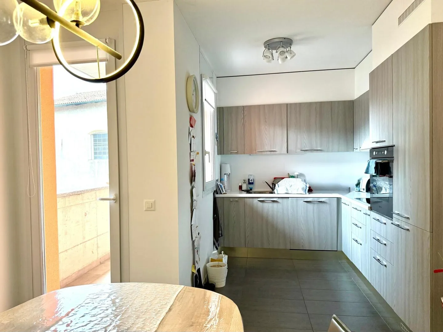 Confortable 3.5 pièces avec deux balcons à Pedrinate - Photo 3 sur 10