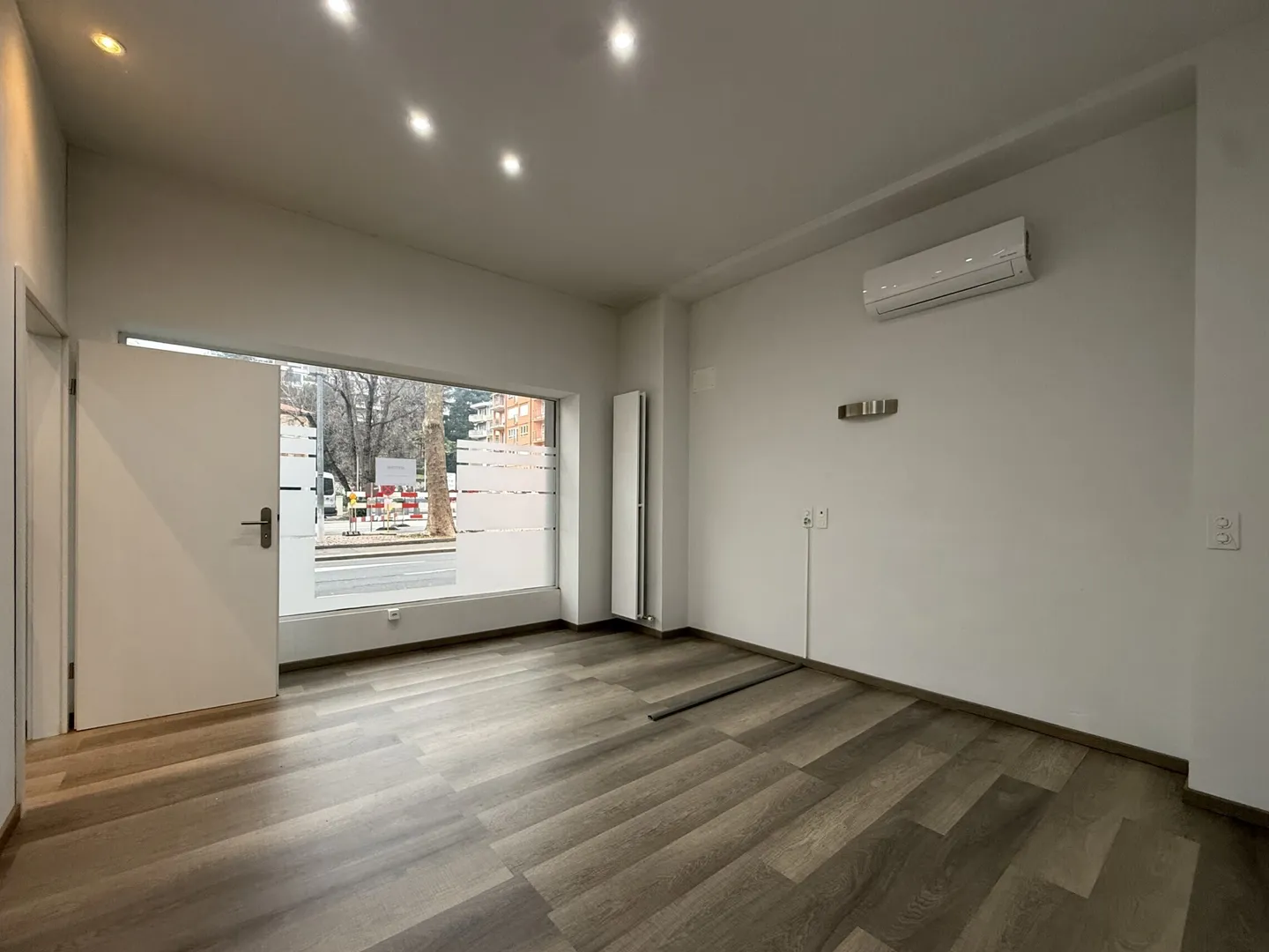 SUBLEASE COMMERCIAL RENT IN PIAZZA MOLINO NUOVO LUGANO - Photo 3 of 9