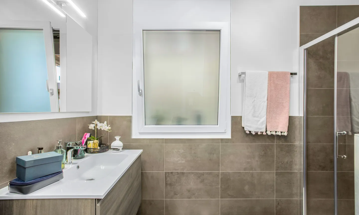 MODERNE 3.5 PIÈCES AVEC JARDIN VUE SUR LE LAC À ROVIO - Photo 4 sur 11