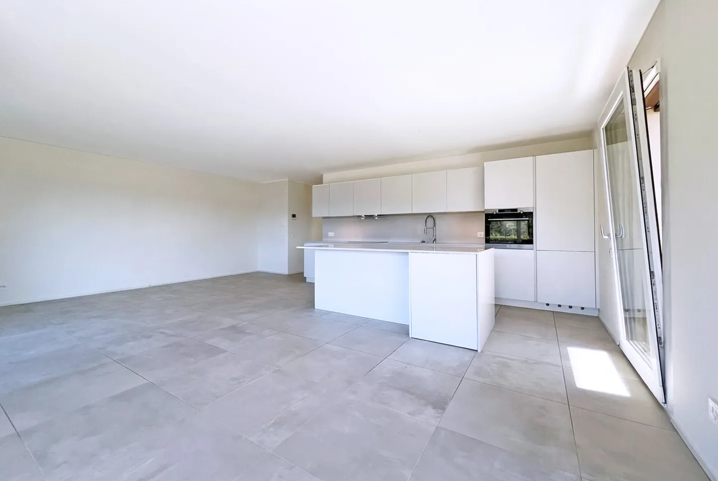 MODERNE ET SPACIEUX 3.5 PIÈCES AVEC JARDIN PRIVÉ À ROVIO - Photo 4 sur 12