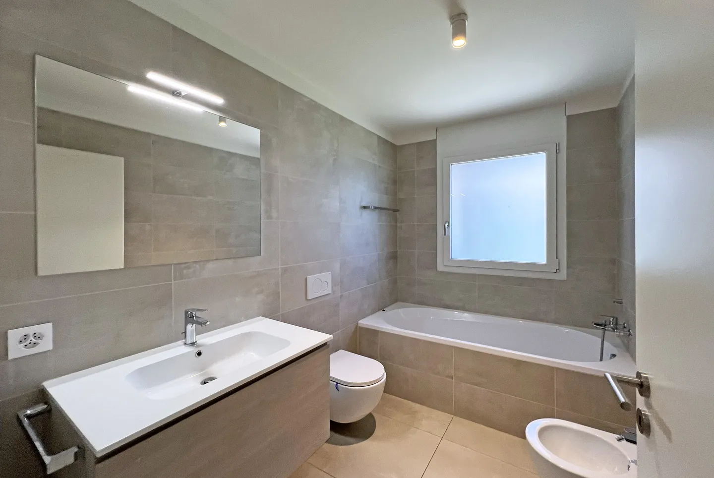 MODERNE ET SPACIEUX 3.5 PIÈCES AVEC JARDIN PRIVÉ À ROVIO - Photo 7 sur 12