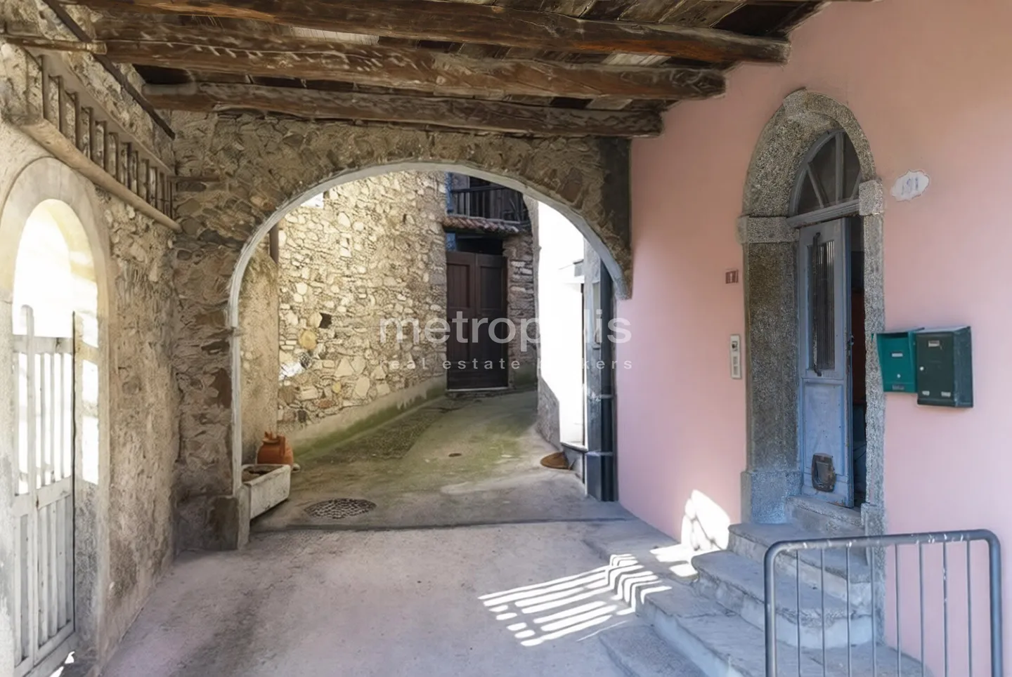 3.5 ROOM ATTIC RENOVATED WITH OPEN VIEW - AROGNO - Photo 8 of 10