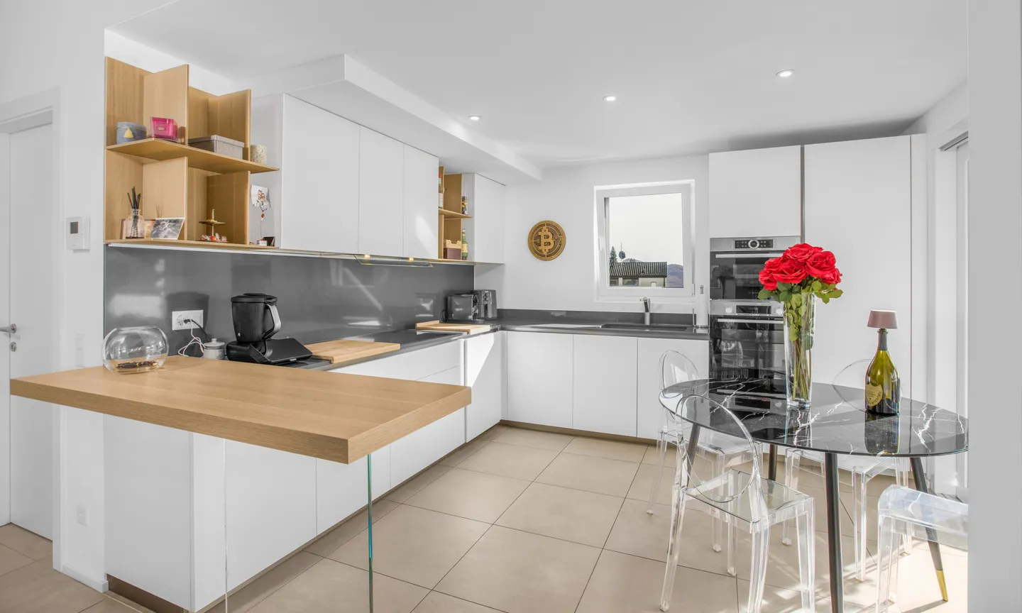 STUNNING AND BRIGHT PENTHOUSE WITH 5 ROOMS IN CURIO - Photo 2 of 9