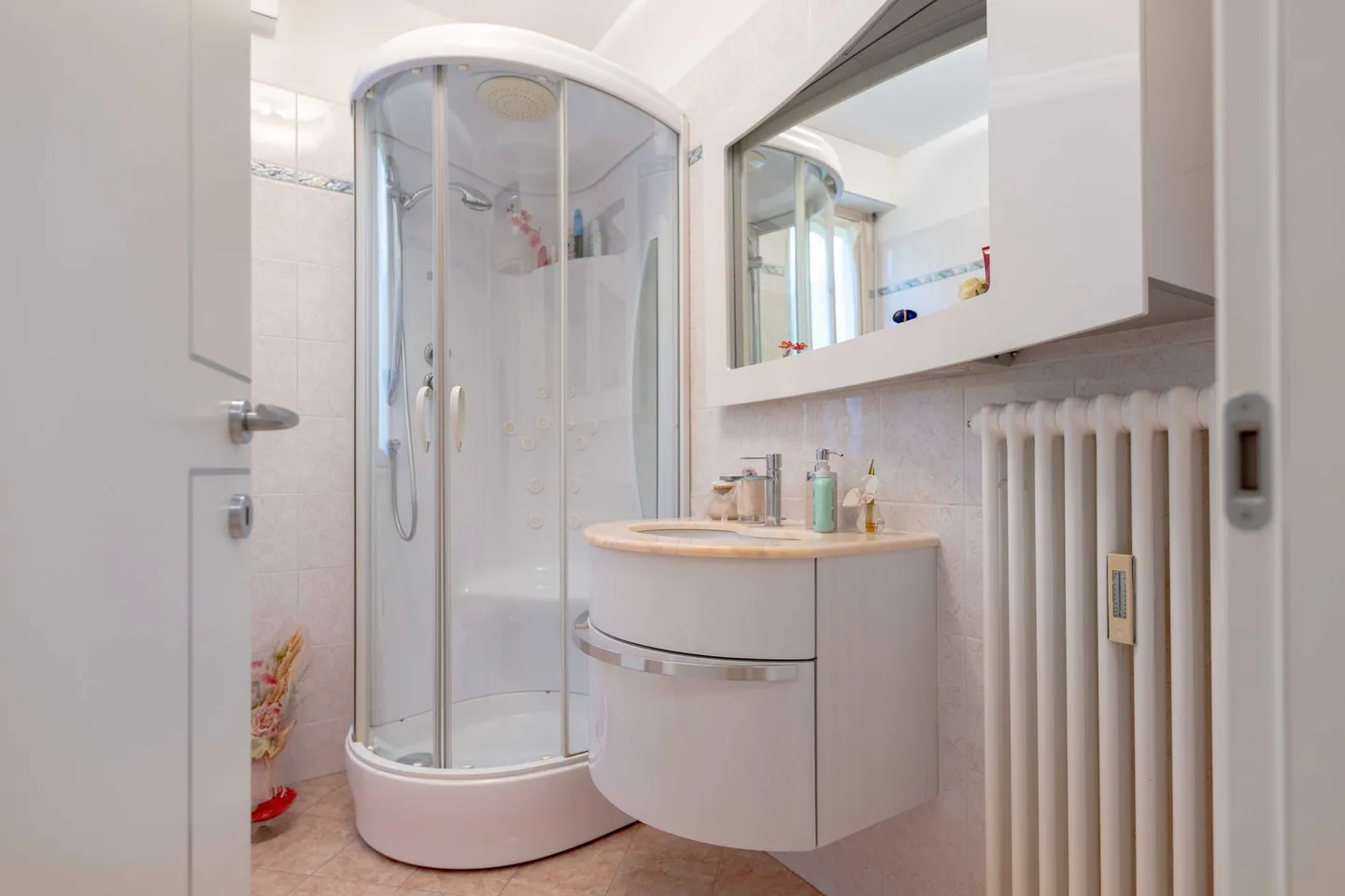 À NE PAS MANQUER - 3.5 PIÈCES AVEC VUE SUR LE LAC À 180 DEGRÉS À BISSONE - Photo 9 sur 10