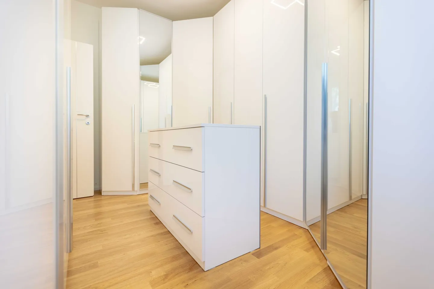 UNMISSABLE - 3.5 ROOMS WITH 180 DEGREE LAKE VIEW - BISSONE - Photo 5 of 9