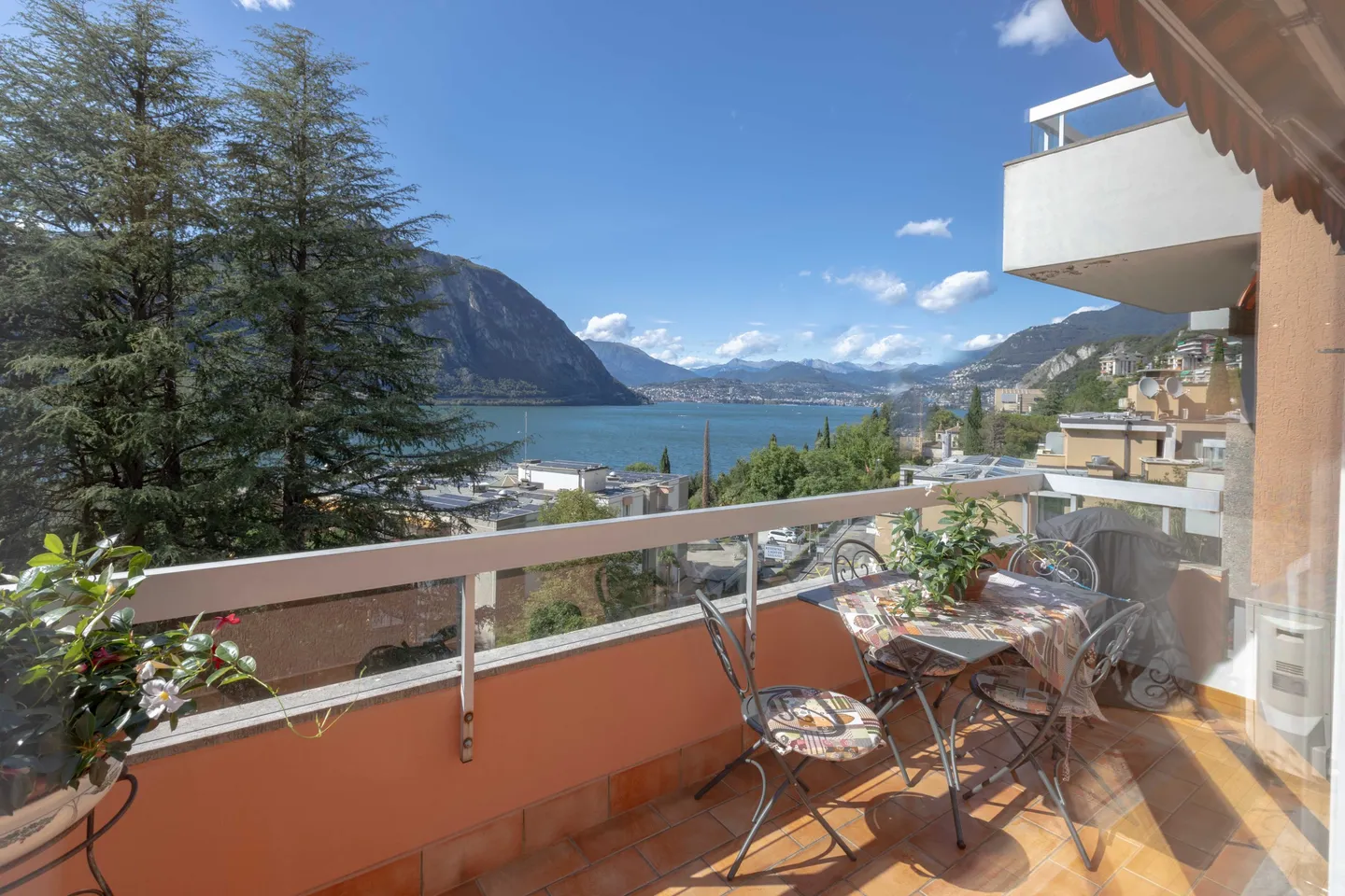 UNMISSABLE - 3.5 ROOMS WITH 180 DEGREE LAKE VIEW - BISSONE - Photo 1 of 9