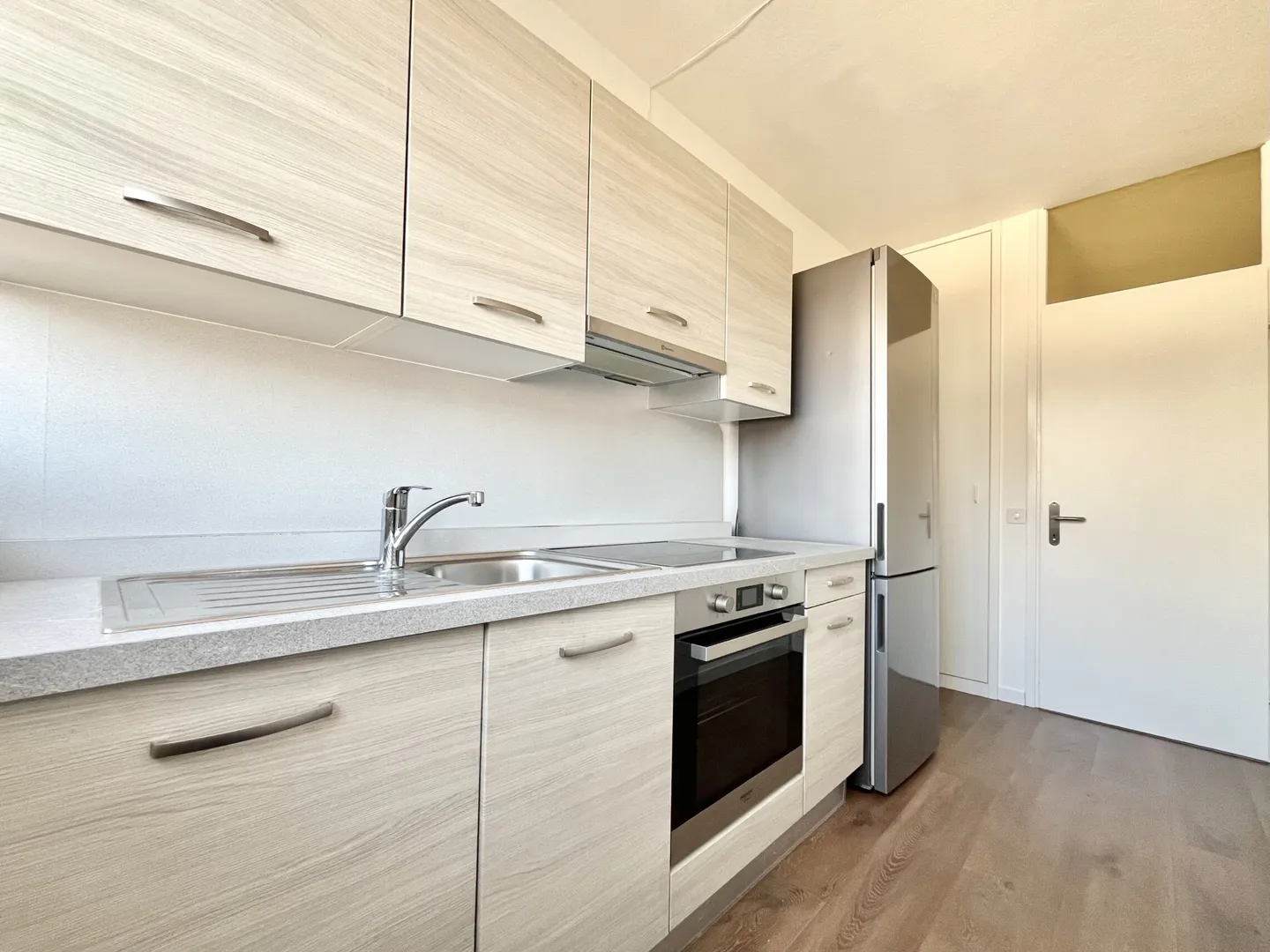 SPACIEUX 2.5 PIÈCES DERNIER ÉTAGE VUE OUVERTE ZONE MONCUCCO - Photo 4 sur 13