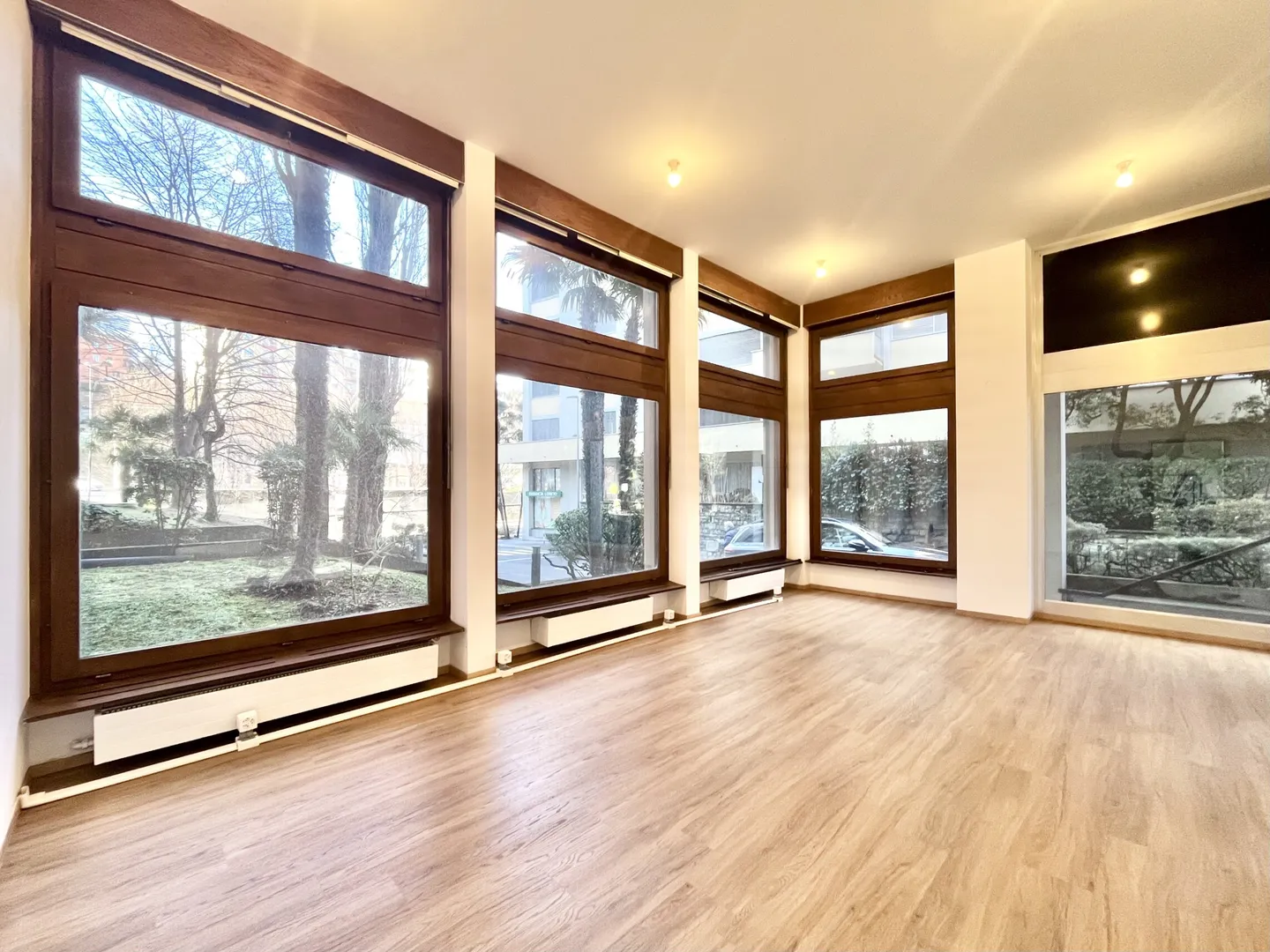 AFFITTASI UFFICIO DI 65 MQ CON AMPIE VETRINE A LORETO - Foto 2 von 10