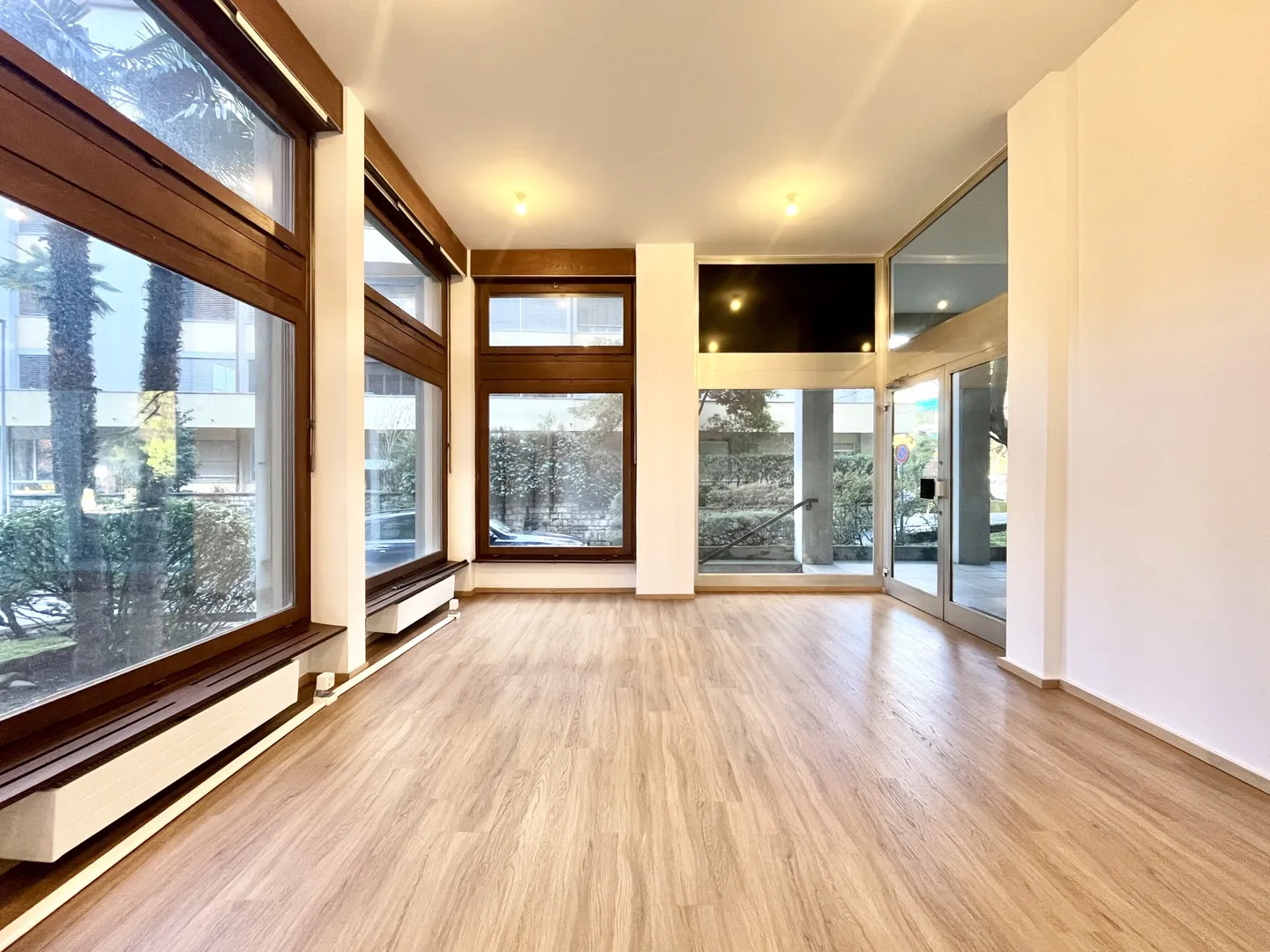 AFFITTASI UFFICIO DI 65 MQ CON AMPIE VETRINE A LORETO - Foto 1 von 10