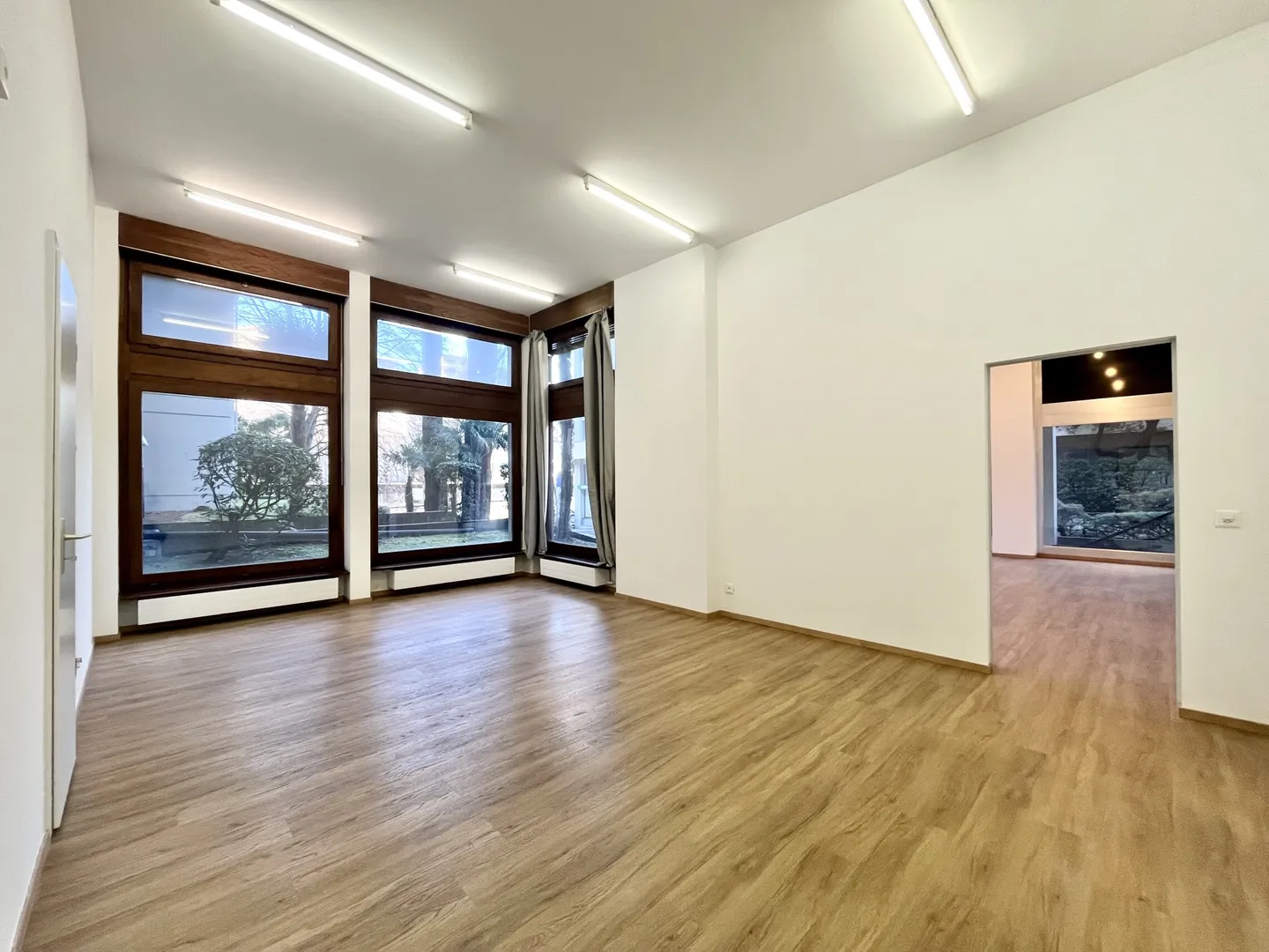 AFFITTASI UFFICIO DI 65 MQ CON AMPIE VETRINE A LORETO - Foto 5 von 10