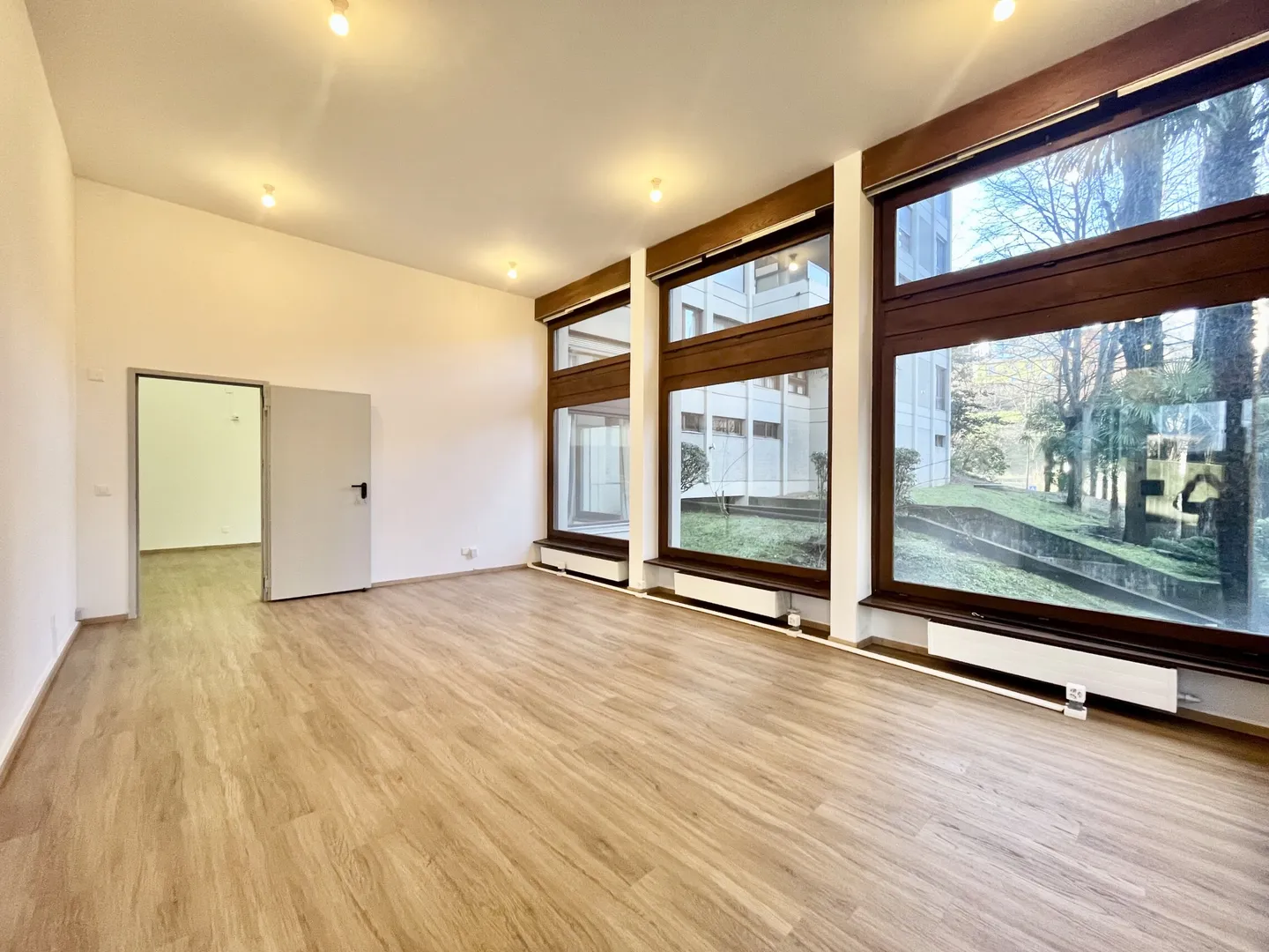 AFFITTASI UFFICIO DI 65 MQ CON AMPIE VETRINE A LORETO - Foto 3 von 10