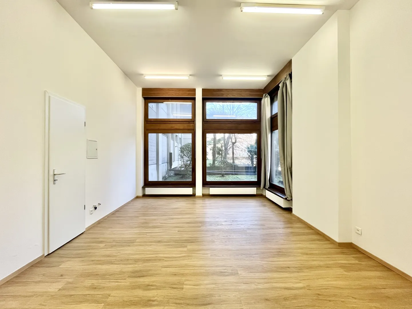 AFFITTASI UFFICIO DI 65 MQ CON AMPIE VETRINE A LORETO - Foto 4 von 10