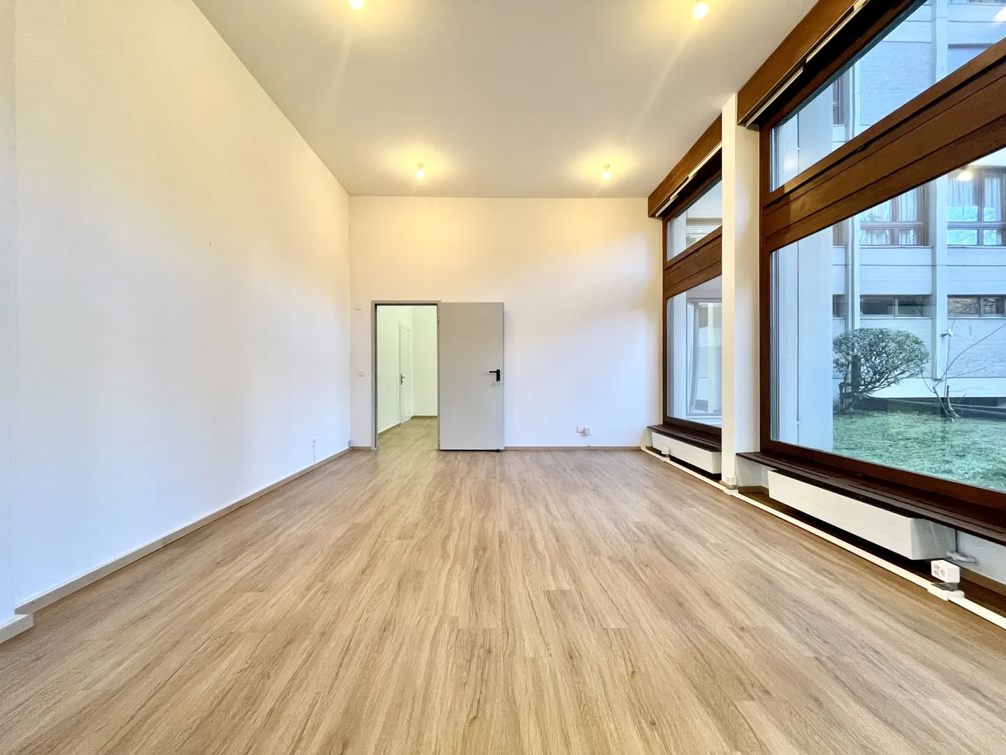 AFFITTASI UFFICIO DI 65 MQ CON AMPIE VETRINE A LORETO - Foto 6 von 10