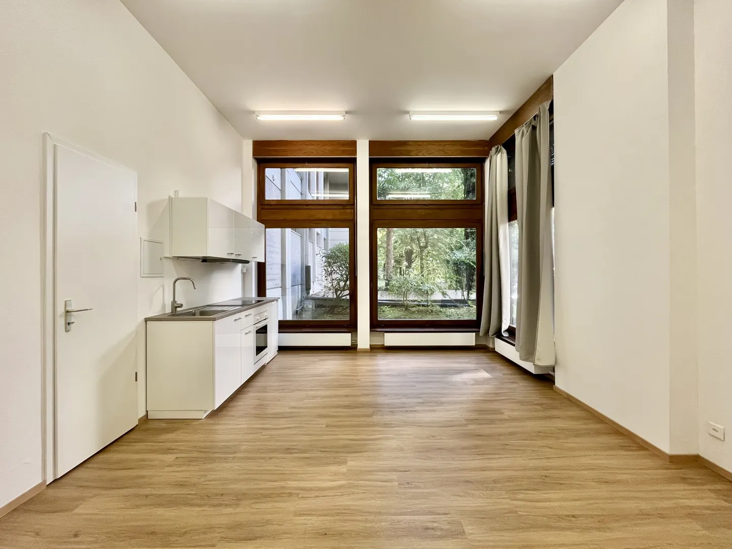 BUREAU À LOUER DE 65 M² AVEC GRANDES VITRINES À LUGANO LORETO - Photo 5 sur 10