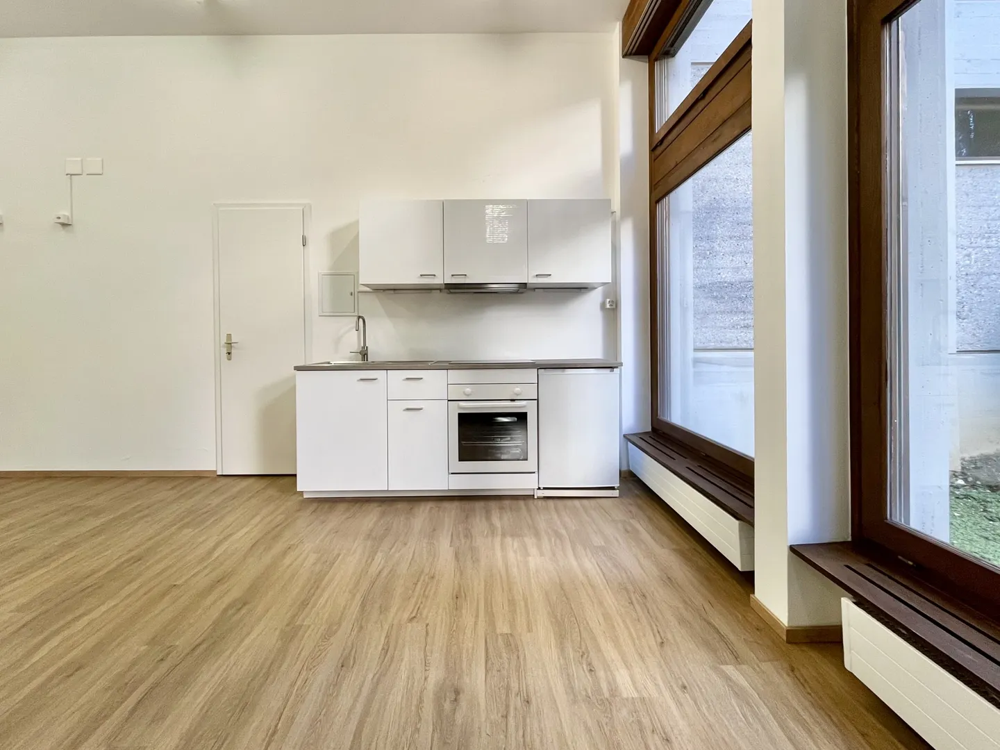 BUREAU À LOUER DE 65 M² AVEC GRANDES VITRINES À LUGANO LORETO - Photo 6 sur 10