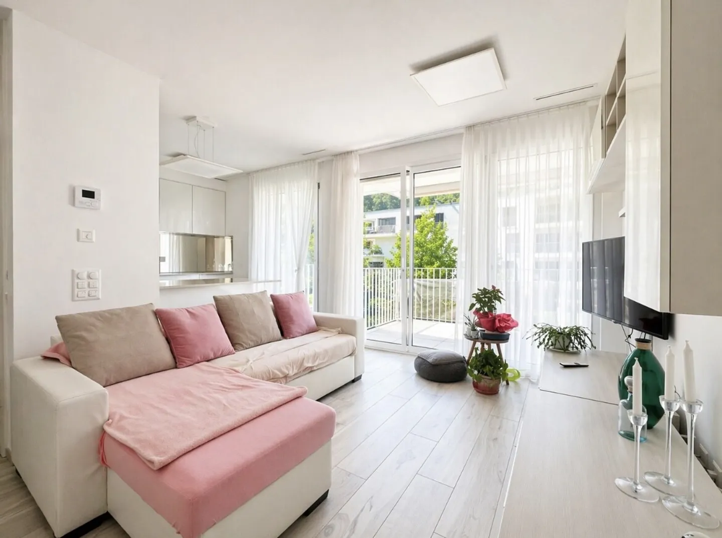 FOR RENT 2.5-ROOM APARTMENT WITH TERRACE IN FIGINO - Photo 1 of 8