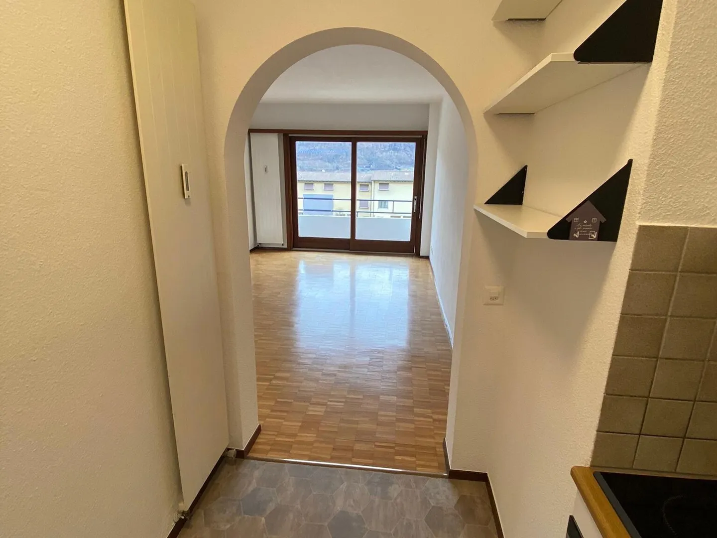 HELLER WOHNUNG 2.5 MIT BALKON IN AGNO MONDONICO - Foto 6 von 13