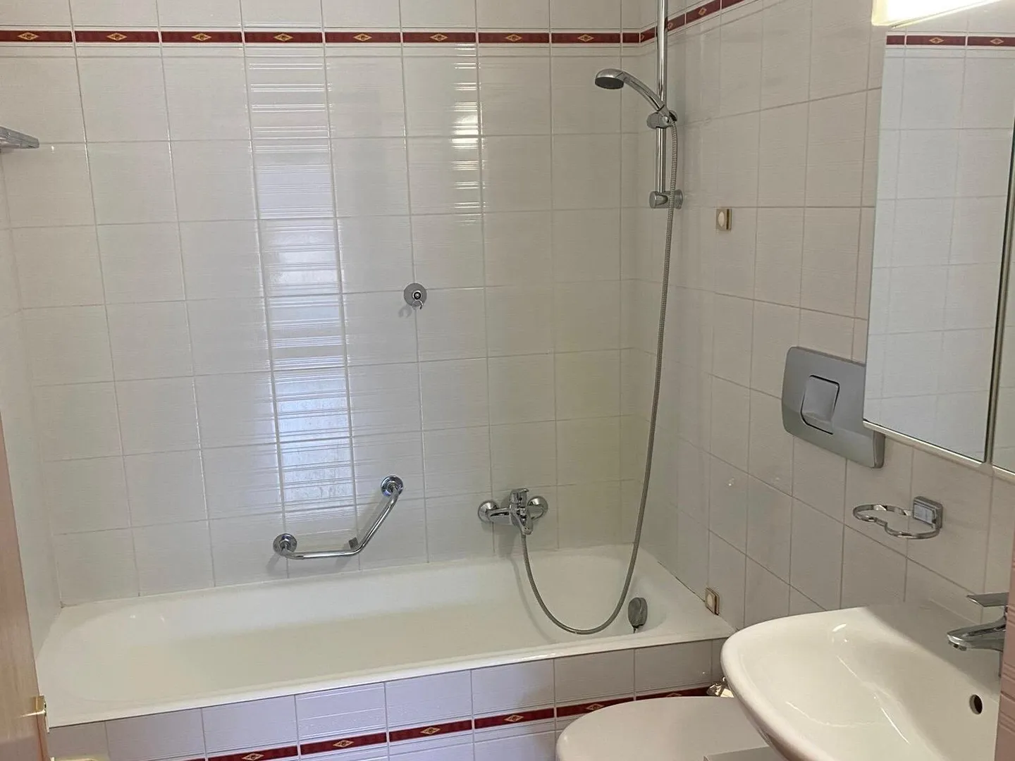 HELLER WOHNUNG 2.5 MIT BALKON IN AGNO MONDONICO - Foto 8 von 13