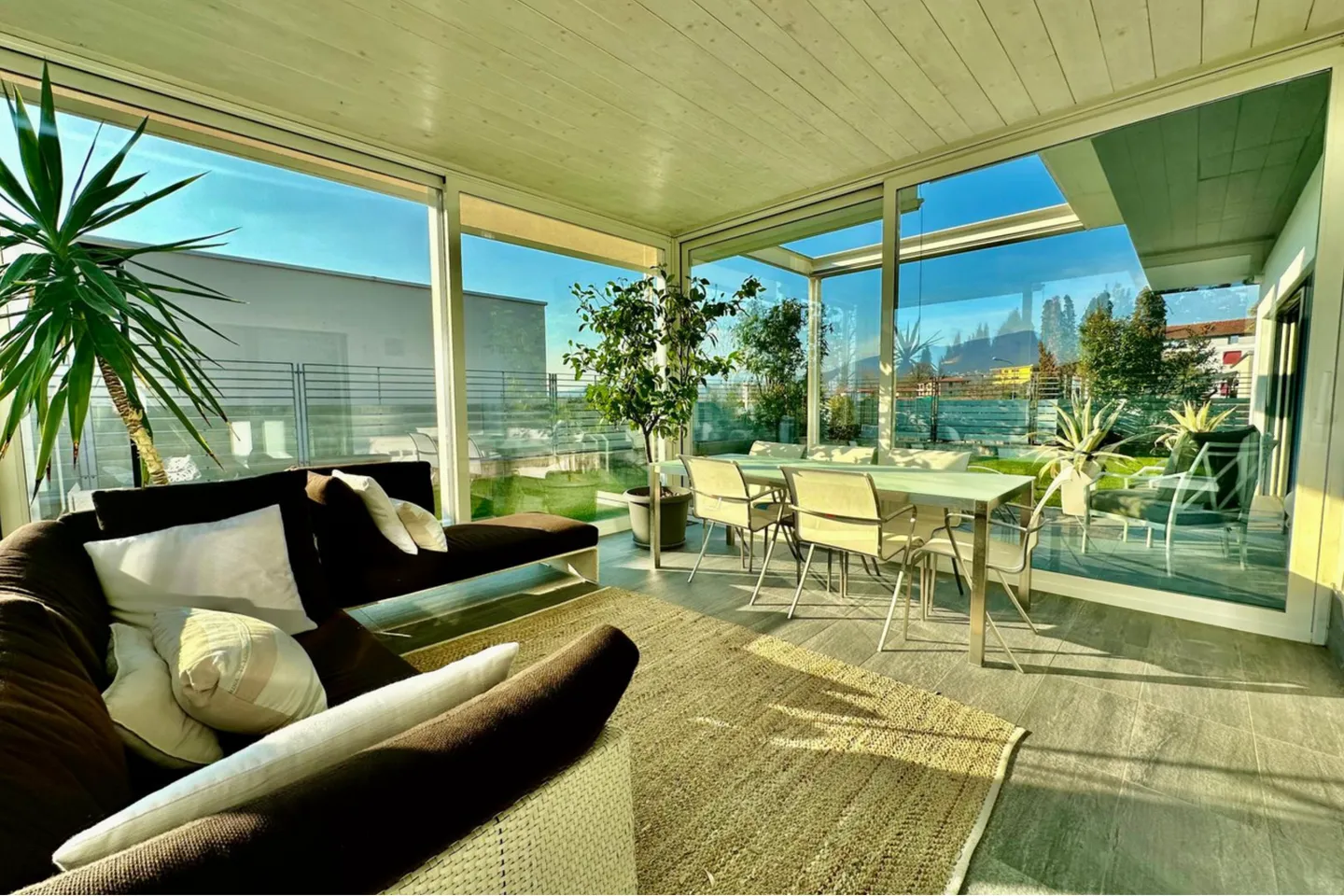 Villa moderna con giardino spazioso - Foto 2 di 13