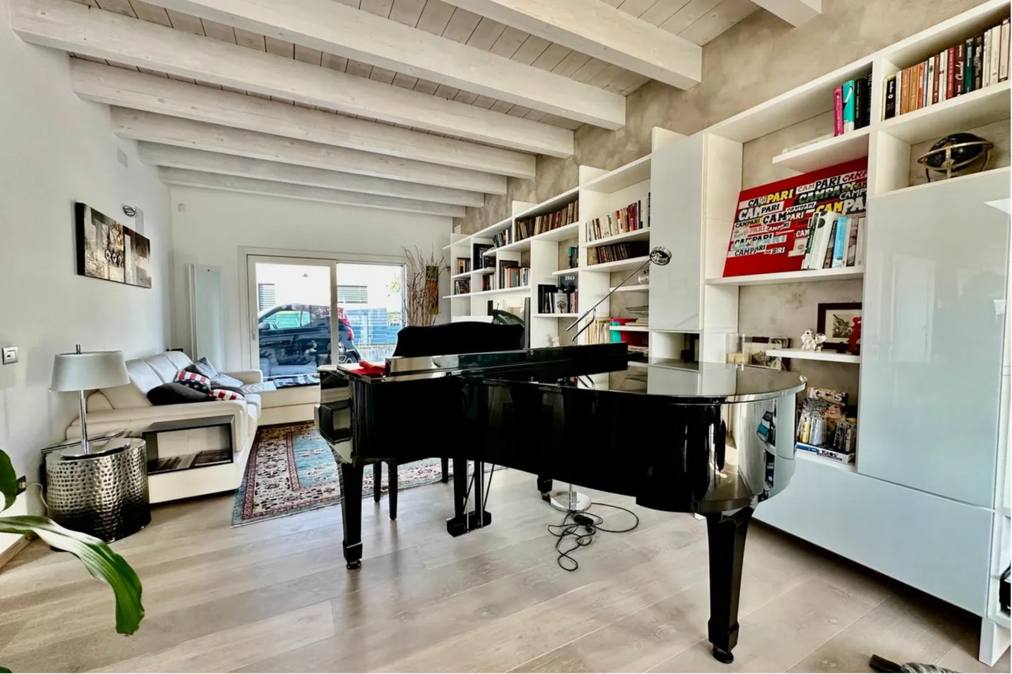 Villa moderna con giardino spazioso - Foto 7 di 13