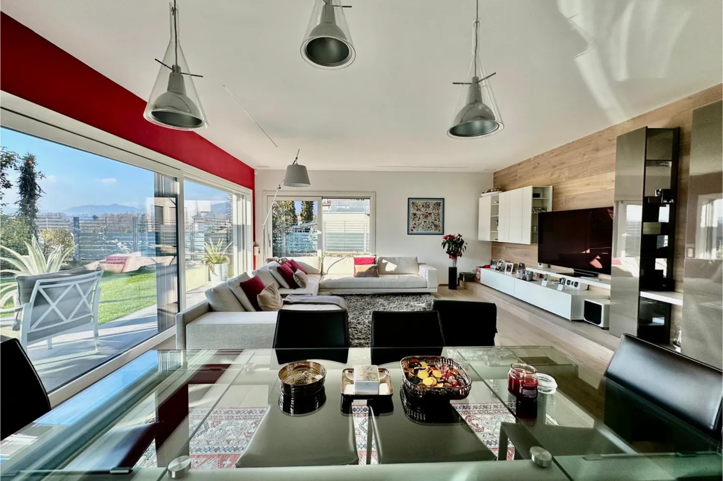 Villa moderna con giardino spazioso - Foto 1 di 13