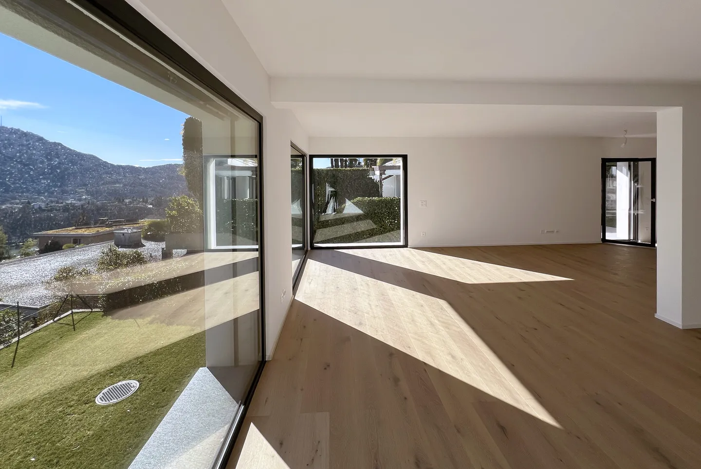 PRESTIGIOUS VILLA 5.5 WITH PANORAMIC VIEW IN BREGANZONA - Photo 3 of 13