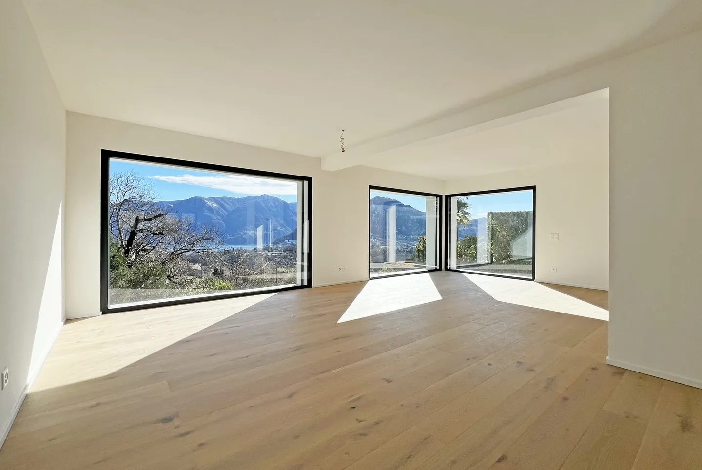 PRESTIGIOUS VILLA 5.5 WITH PANORAMIC VIEW IN BREGANZONA - Photo 2 of 13