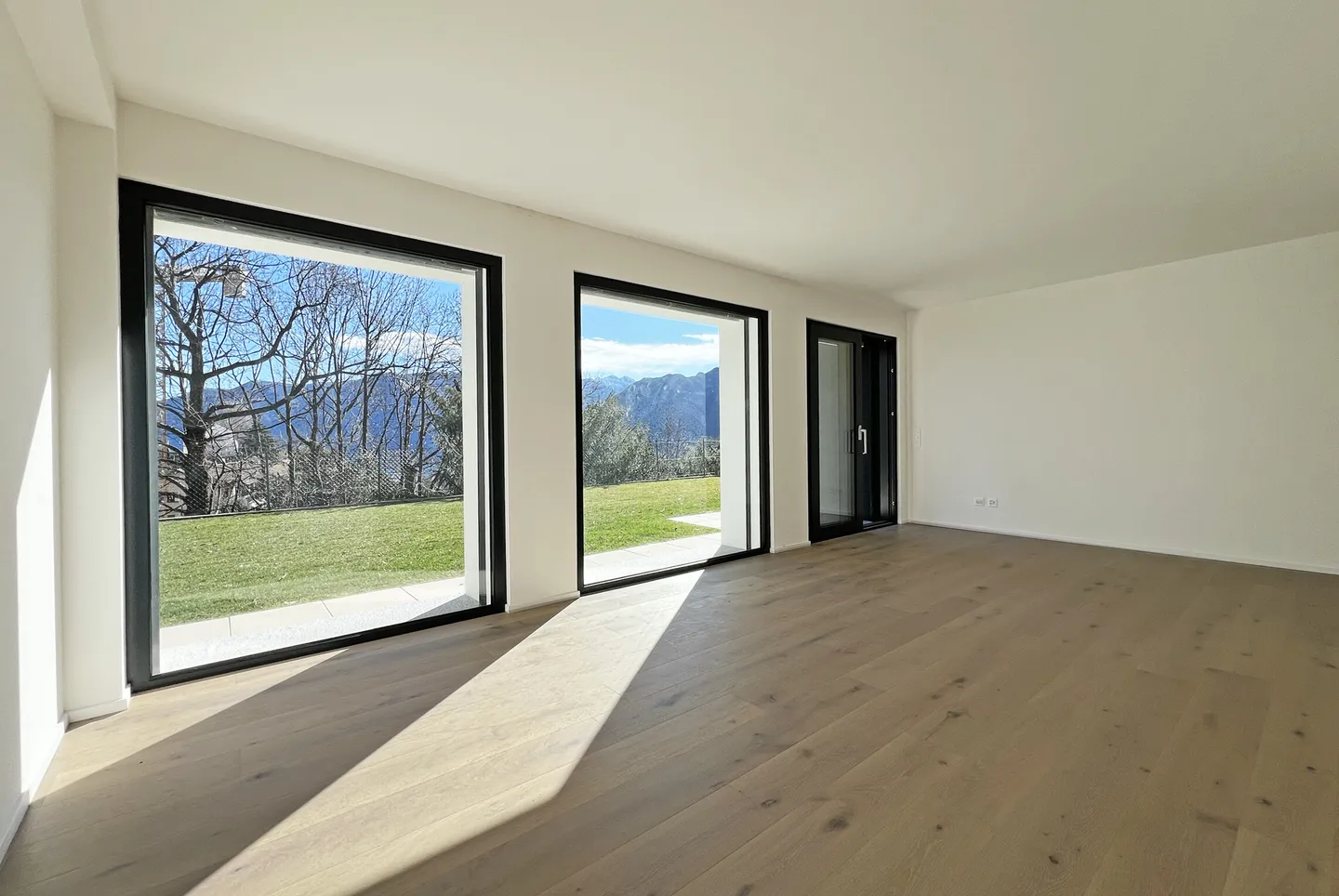 PRESTIGIOUS VILLA 5.5 WITH PANORAMIC VIEW IN BREGANZONA - Photo 10 of 13