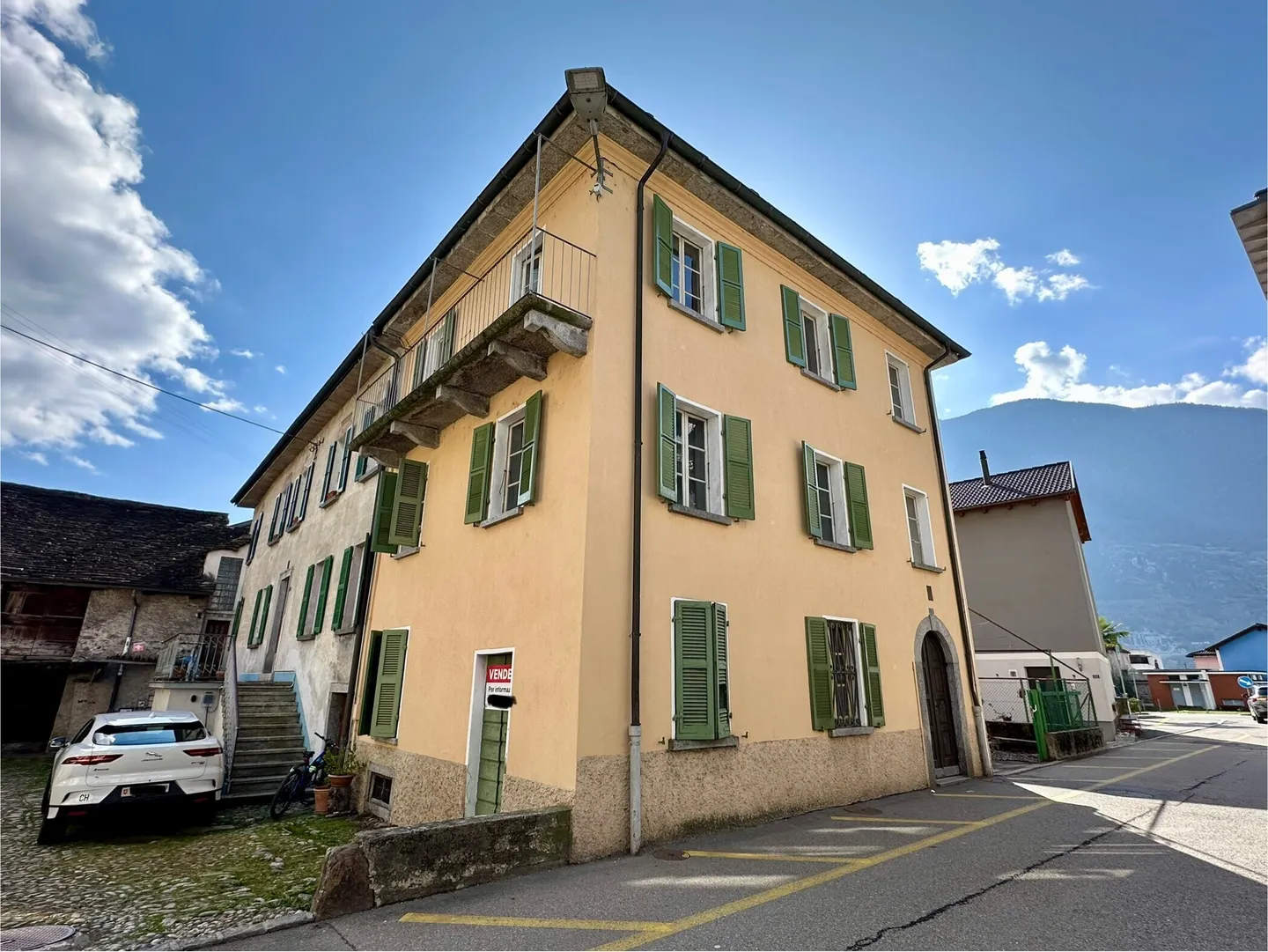GROSSES HAUS ZU RENOVIEREN IM HERZEN VON BIASCA - Foto 1 von 12