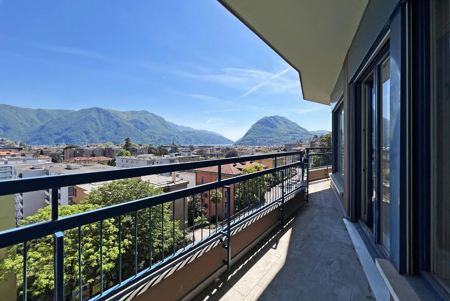 STUNNING 4.5 ROOMS IN CENTRAL AREA WITH LAKE VIEW IN LUGANO - Photo 2 of 9