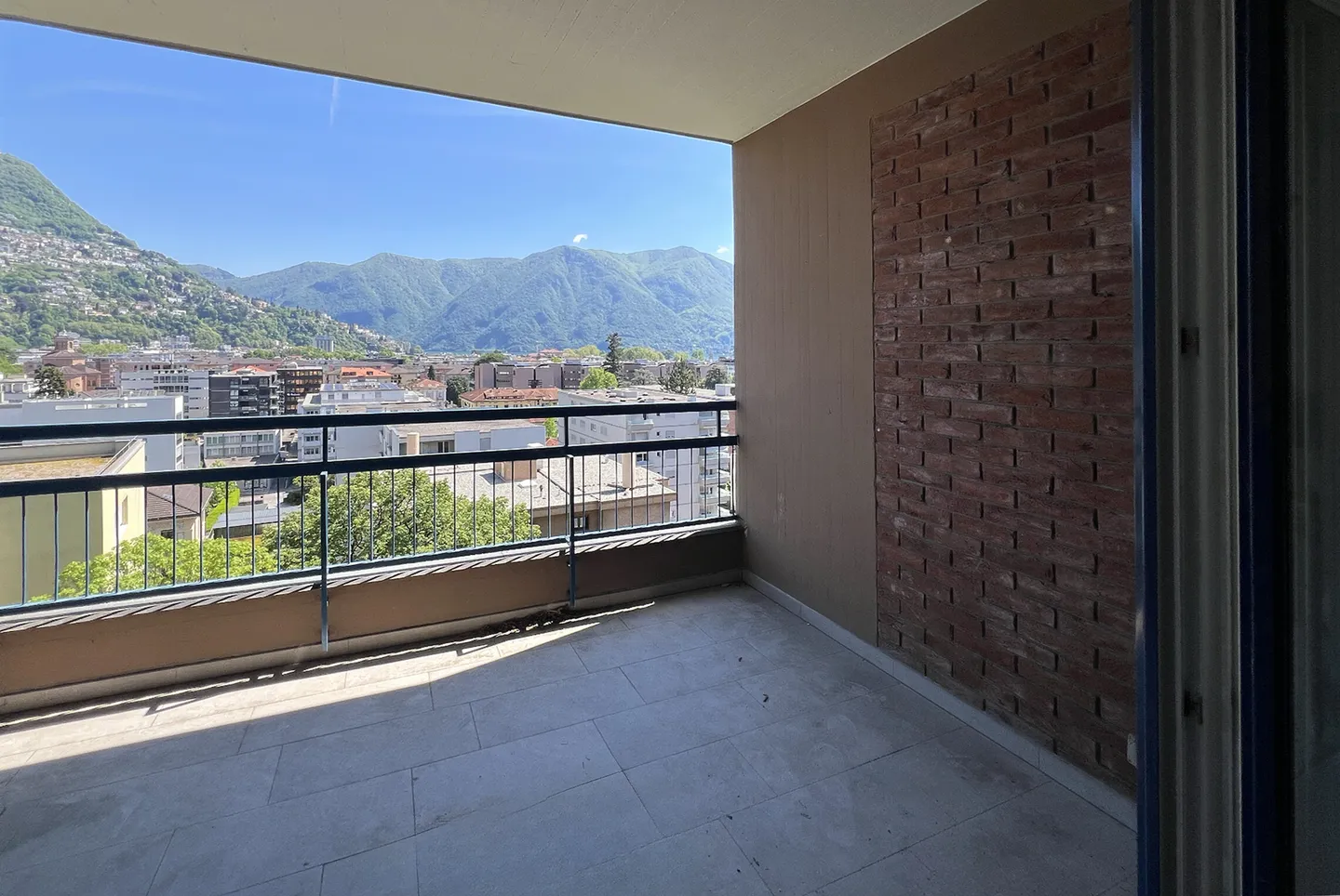 STUNNING 4.5 ROOMS IN CENTRAL AREA WITH LAKE VIEW IN LUGANO - Photo 5 of 9