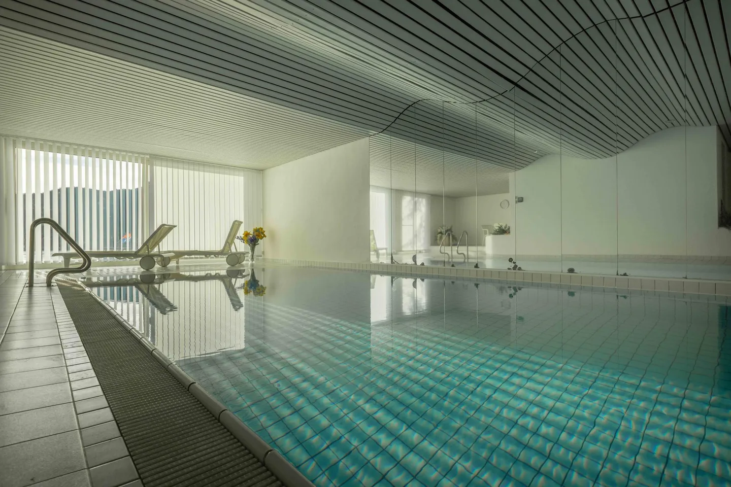 SUPERBE UNITÉ AVEC VUE SUR LE LAC AVEC PISCINE ET JARDIN À MORCOTE - Photo 2 sur 11